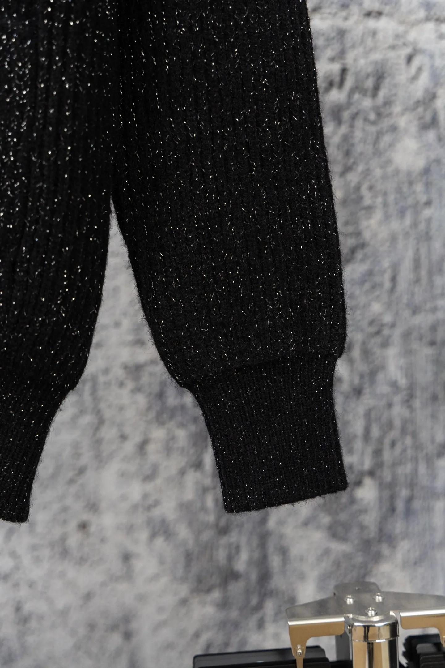 💰300 Saint Laurent is 2026 new autumn and winter black glitter V-neck knitted cardigan 1. Style: loose-fitting V-neck cardigan with single-breasted design, brand woven logo on the collar, and golden YSL classic embroidery logo on the left chest. 2. Material: The knitted fabric is mixed with glitter elements, which presents a delicate luster under the light. The black base and fine glitter effect enhance the texture and fashion. 3. Style: The overall style is simple and dark, and the glitter and metal logo add a sense of sophistication. It has both casual and light luxury attributes. It can be worn alone or layered. Size: SML Color: Black
